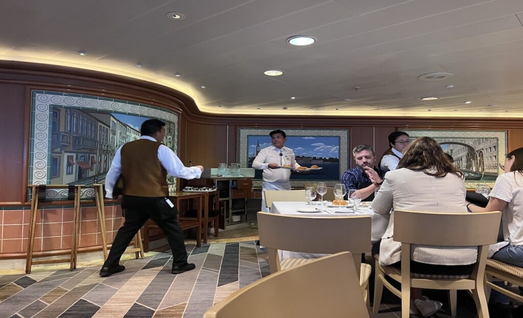 Camarero en comedor de crucero