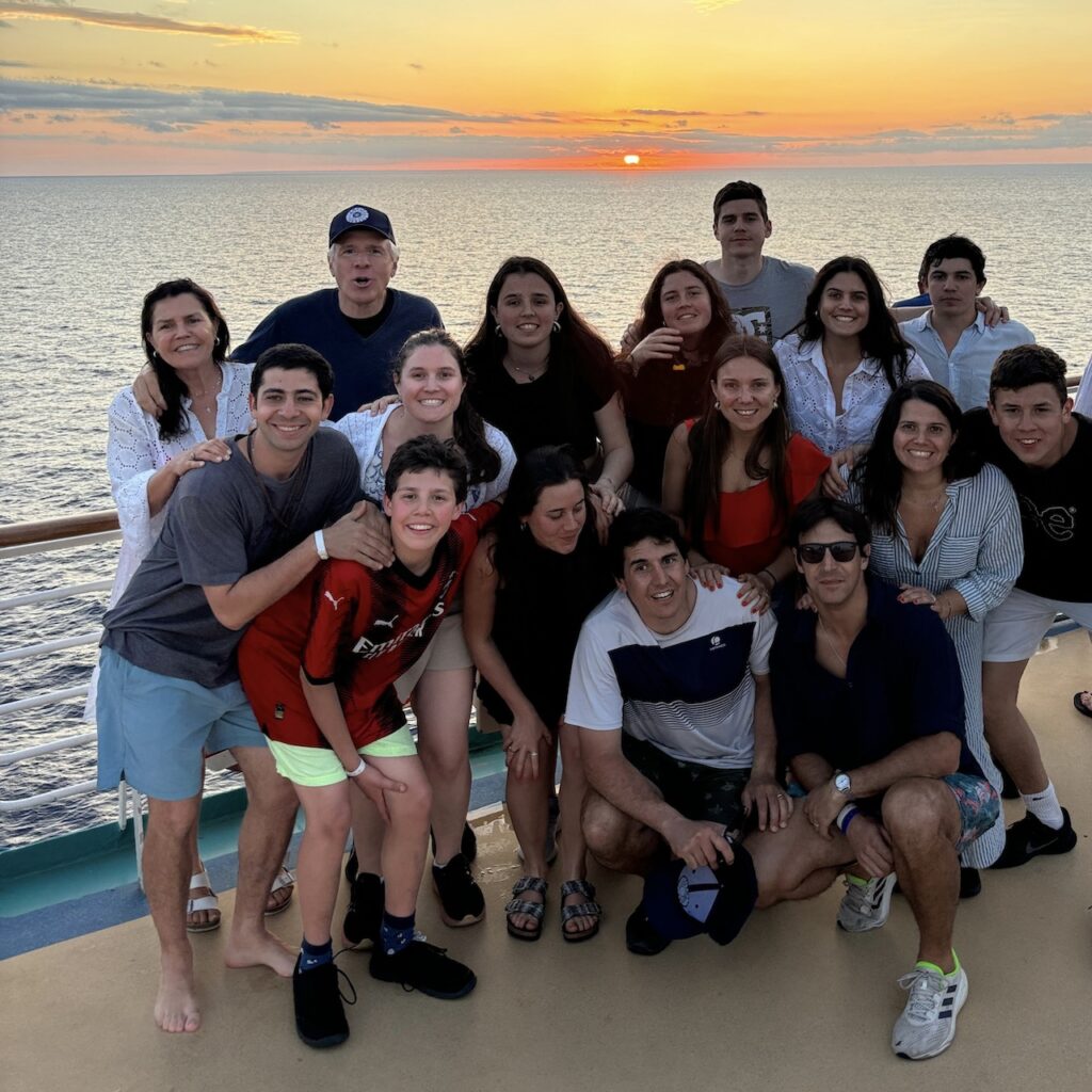 Familia que viaja en crucero Royal Caribbean